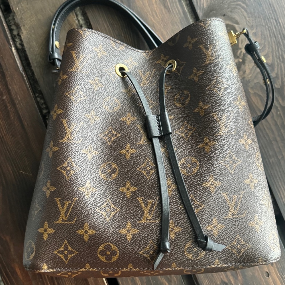 AUTHENTIC LOUIS VUITTON NEONOE BUCKET BAG